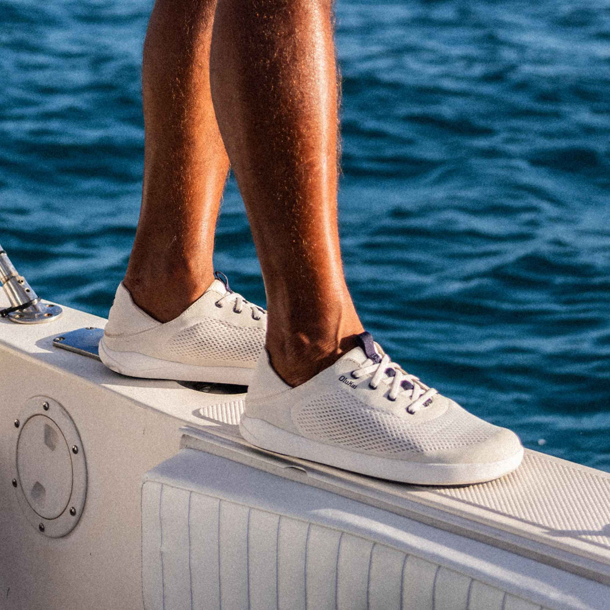 OluKai Moku Pae - White Sand / Trench Blue