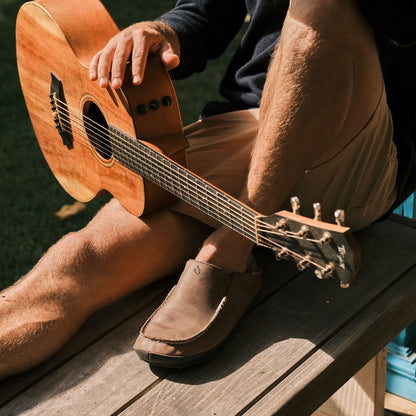OluKai Moloā Men's Leather Slippers - Toffee / Dark Wood