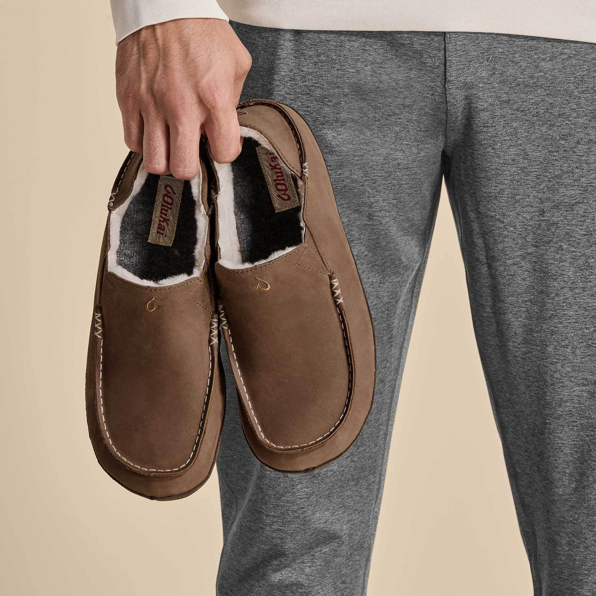 OluKai Moloā Men's Leather Slippers - Toffee / Dark Wood