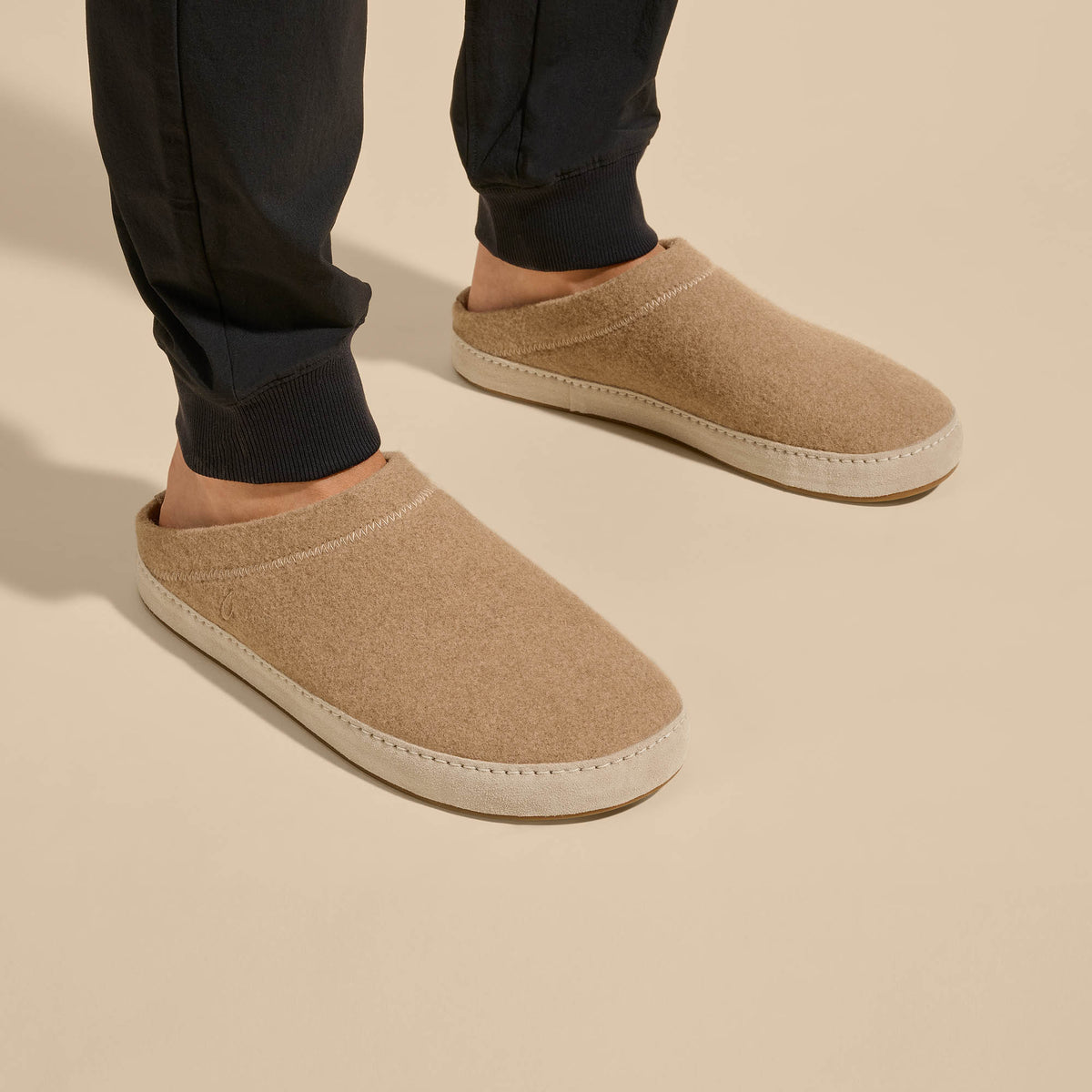 OluKai Hāmani Hulu Men’s Wool Mule Slippers - Oatmeal