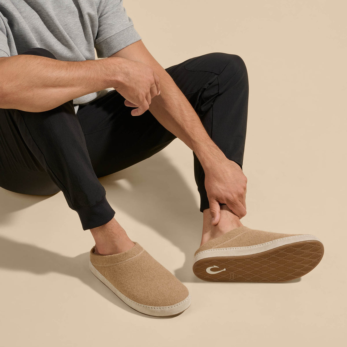 OluKai Hāmani Hulu Men’s Wool Mule Slippers - Oatmeal
