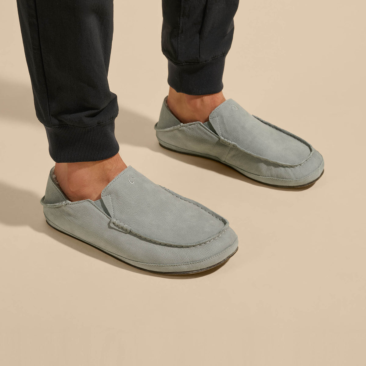 OluKai Moloā Men's Leather Slippers - Kona Coffee