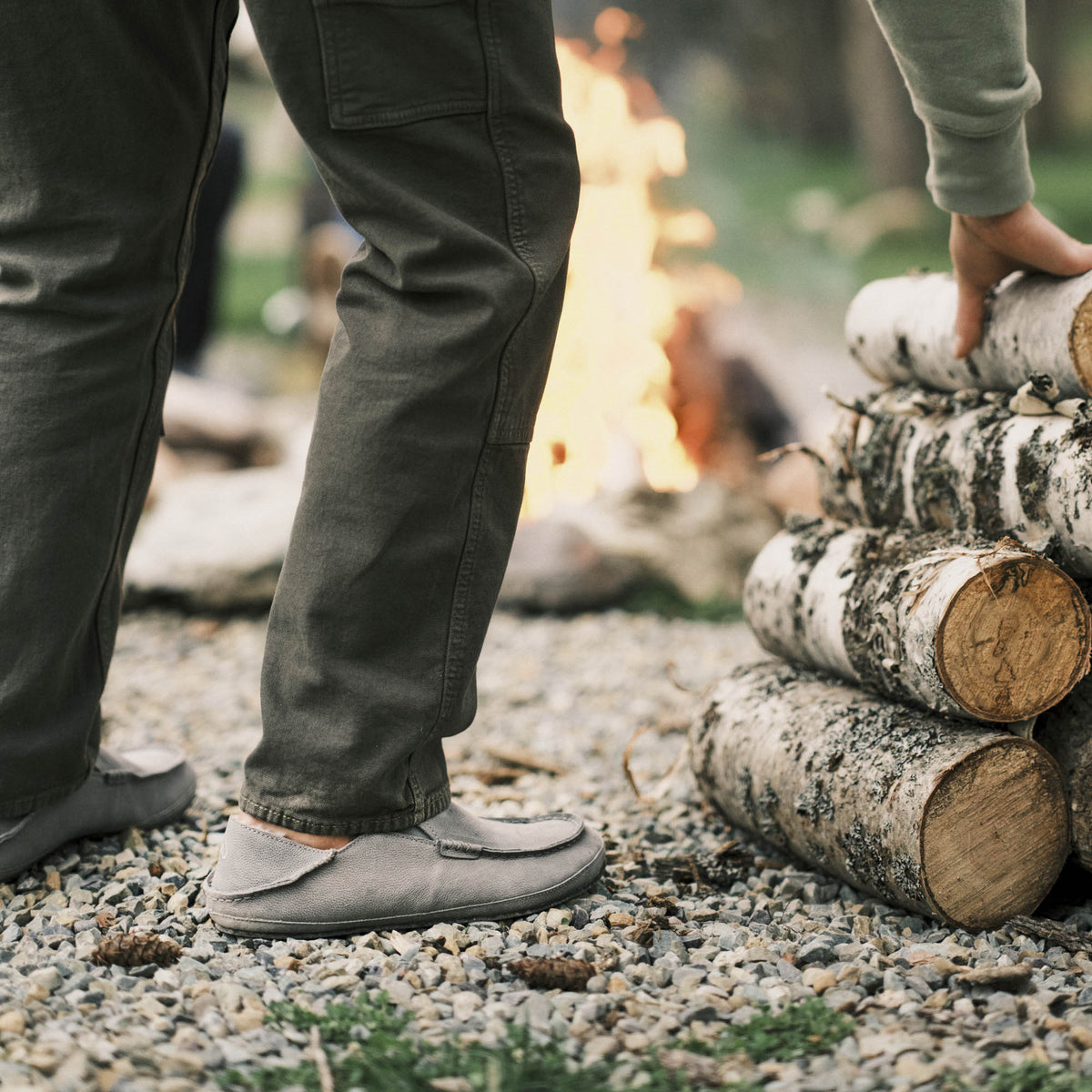 OluKai Moloā Men's Leather Slippers - Kona Coffee