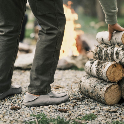 OluKai Moloā Men's Leather Slippers - Kona Coffee