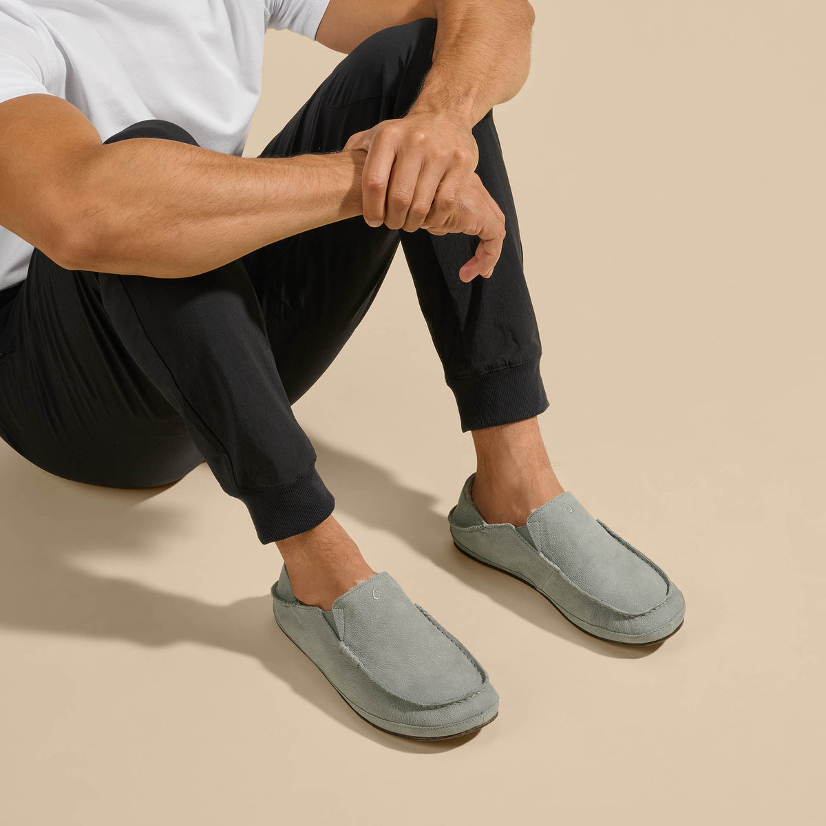OluKai Moloā Men's Leather Slippers - Kona Coffee