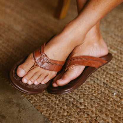 OluKai Hiapo - Rum / Dark Wood Men’s Leather Beach Sandals