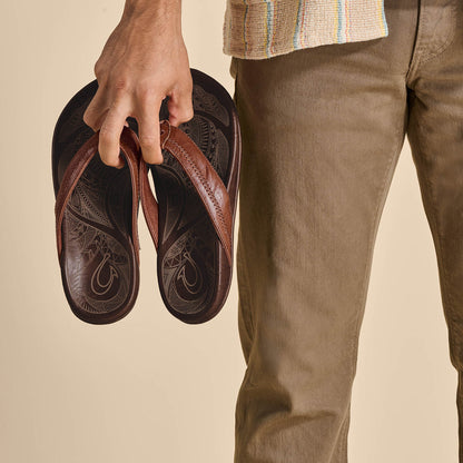 OluKai Hiapo - Rum / Dark Wood Men’s Leather Beach Sandals