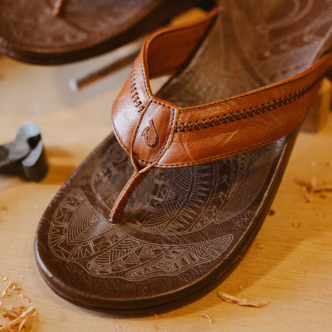 OluKai Hiapo - Rum / Dark Wood Men’s Leather Beach Sandals
