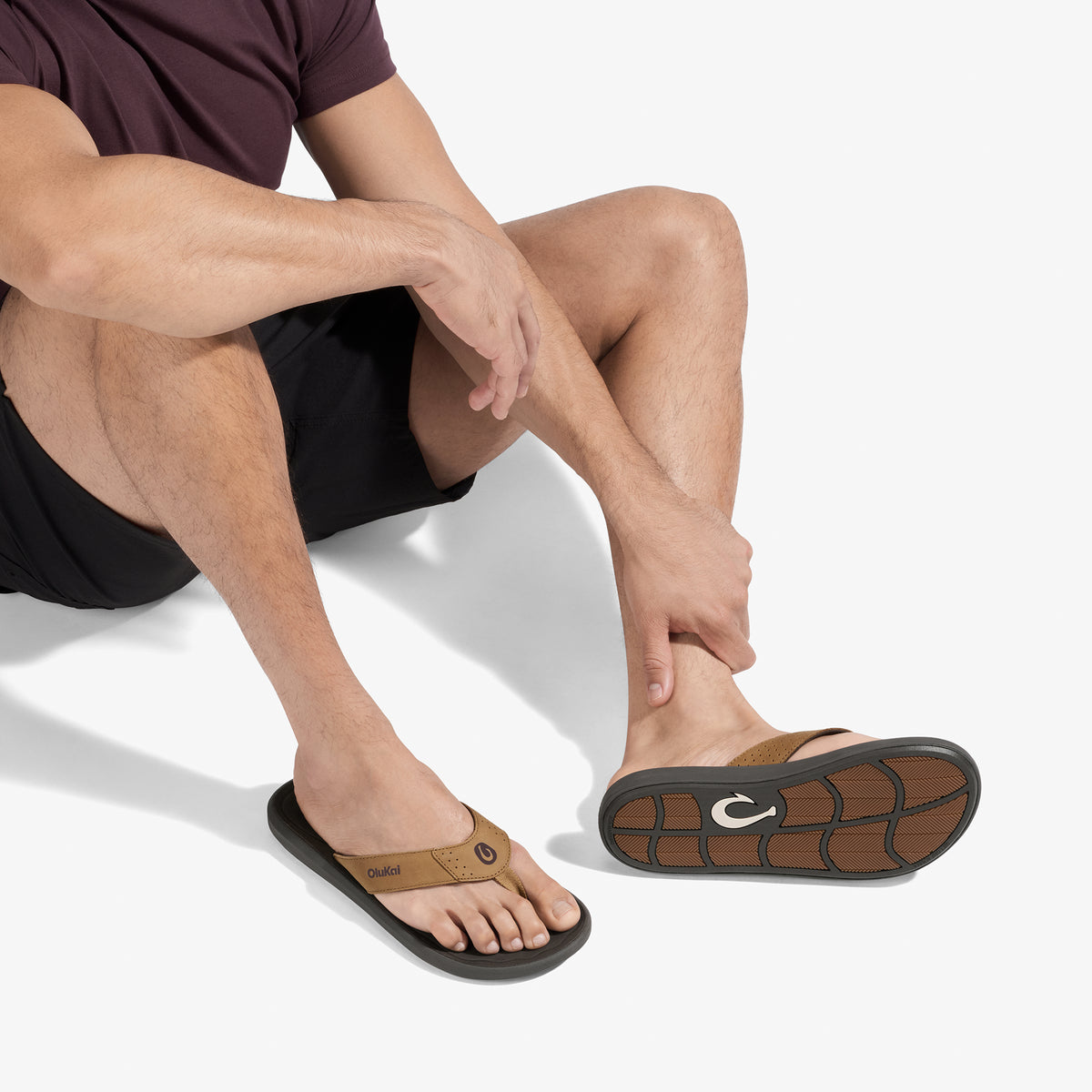 OluKai Pili - Tan / Dark Java