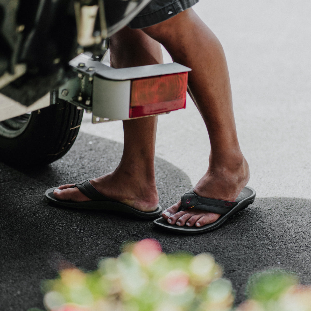 OluKai Kīpī Men’s Comfortable Beach Sandals - Black