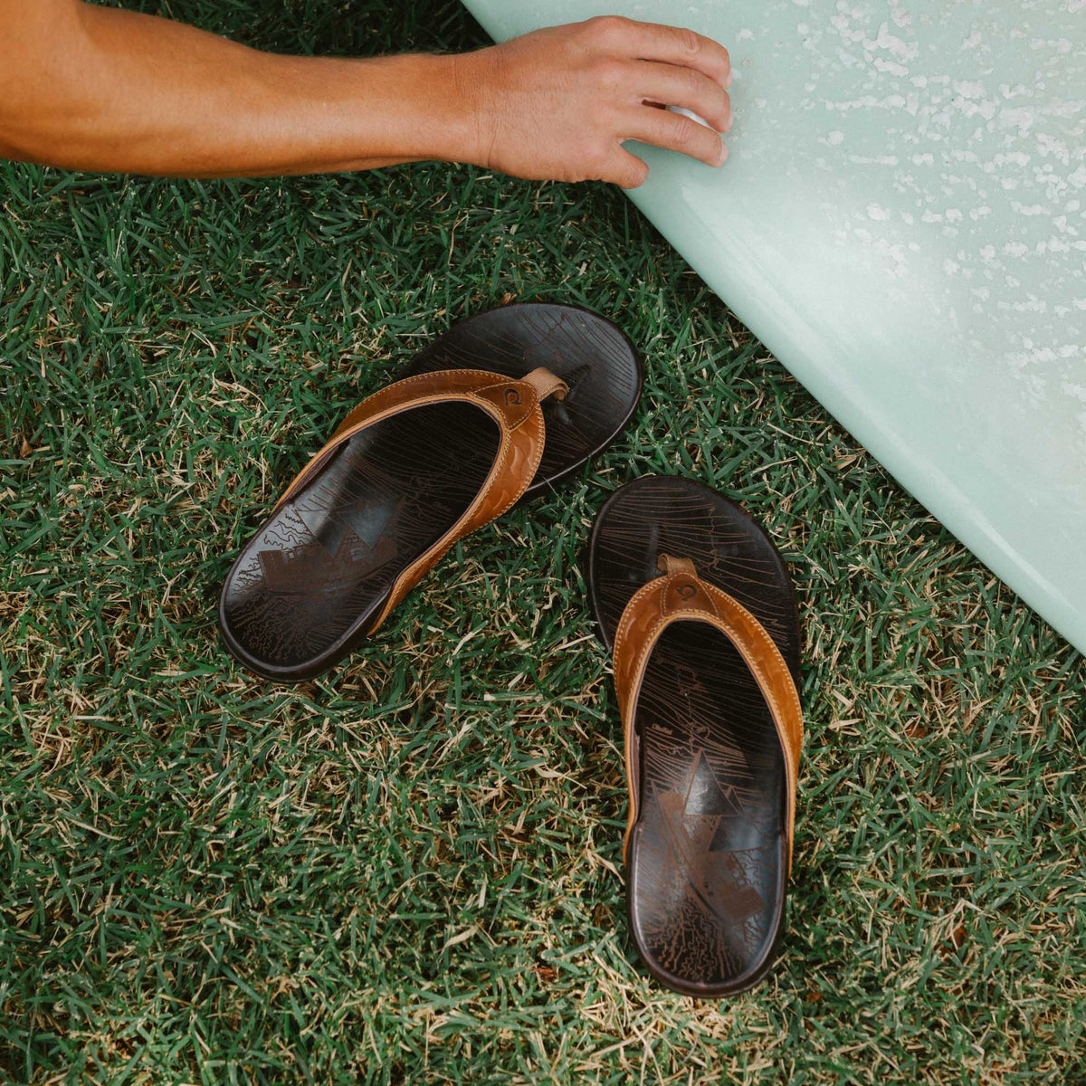 OluKai Hikianalia - Tan / Dark Java