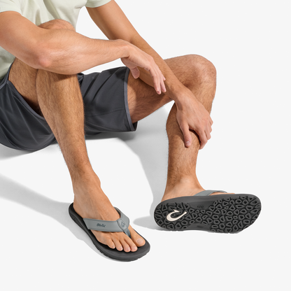 OluKai ‘Ohana Men's Best Selling Beach Sandals - Ash / Rock