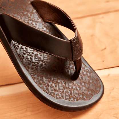 OluKai ‘Ilikai Men‘s Leather Beach Sandals - Dark Wood