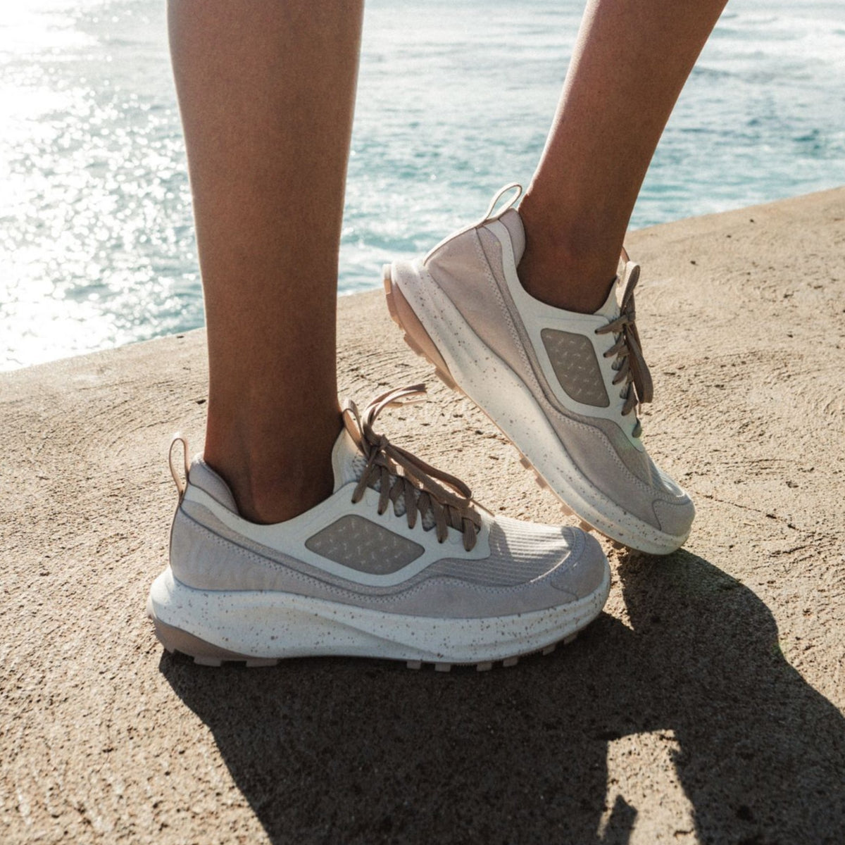 OluKai Makiki - White Sand / Tapa
