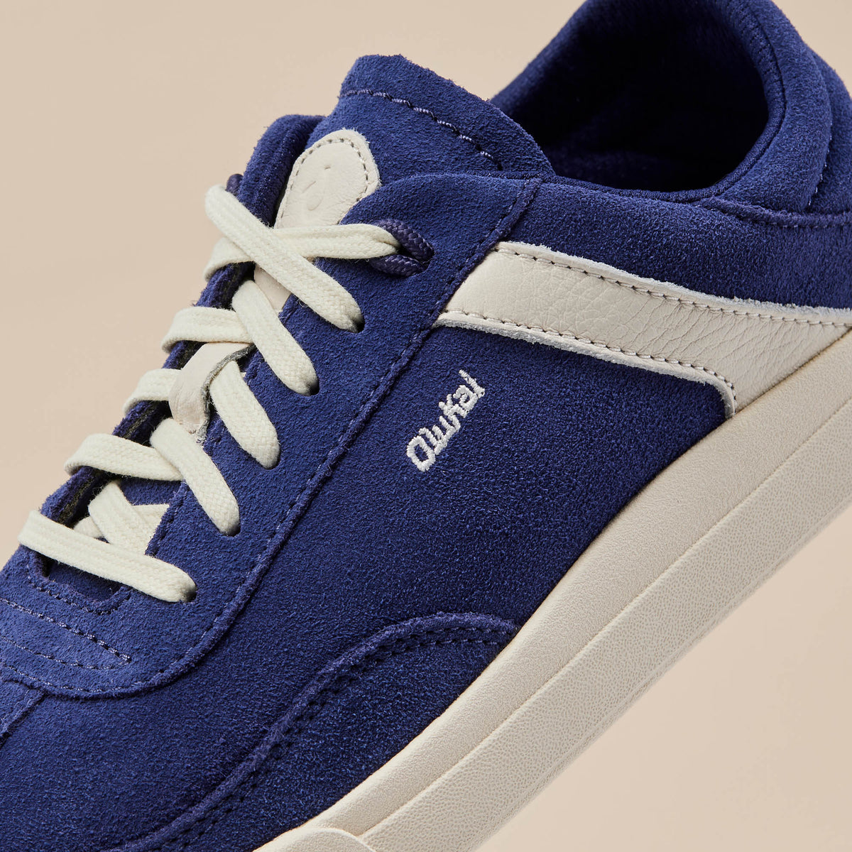 OluKai Hā‘upu Women’s Leather Sneakers - Navy / Off White