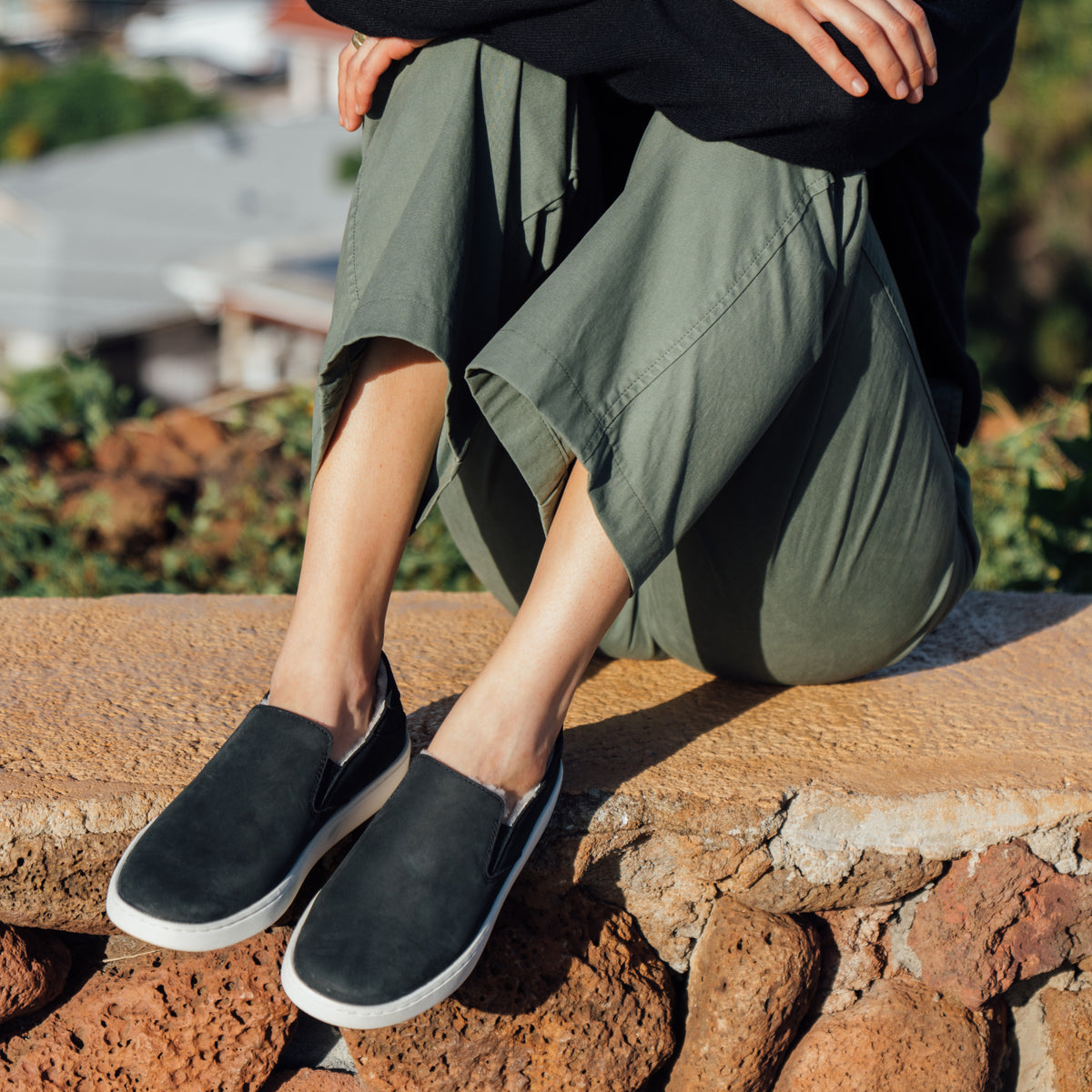 OluKai Pehuea Cozy - Lava Rock