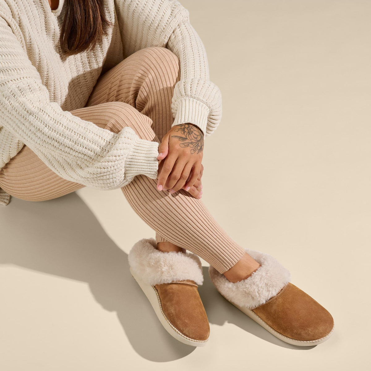 OluKai Ku‘i Women‘s Slip-On Slippers - Tan / Bone