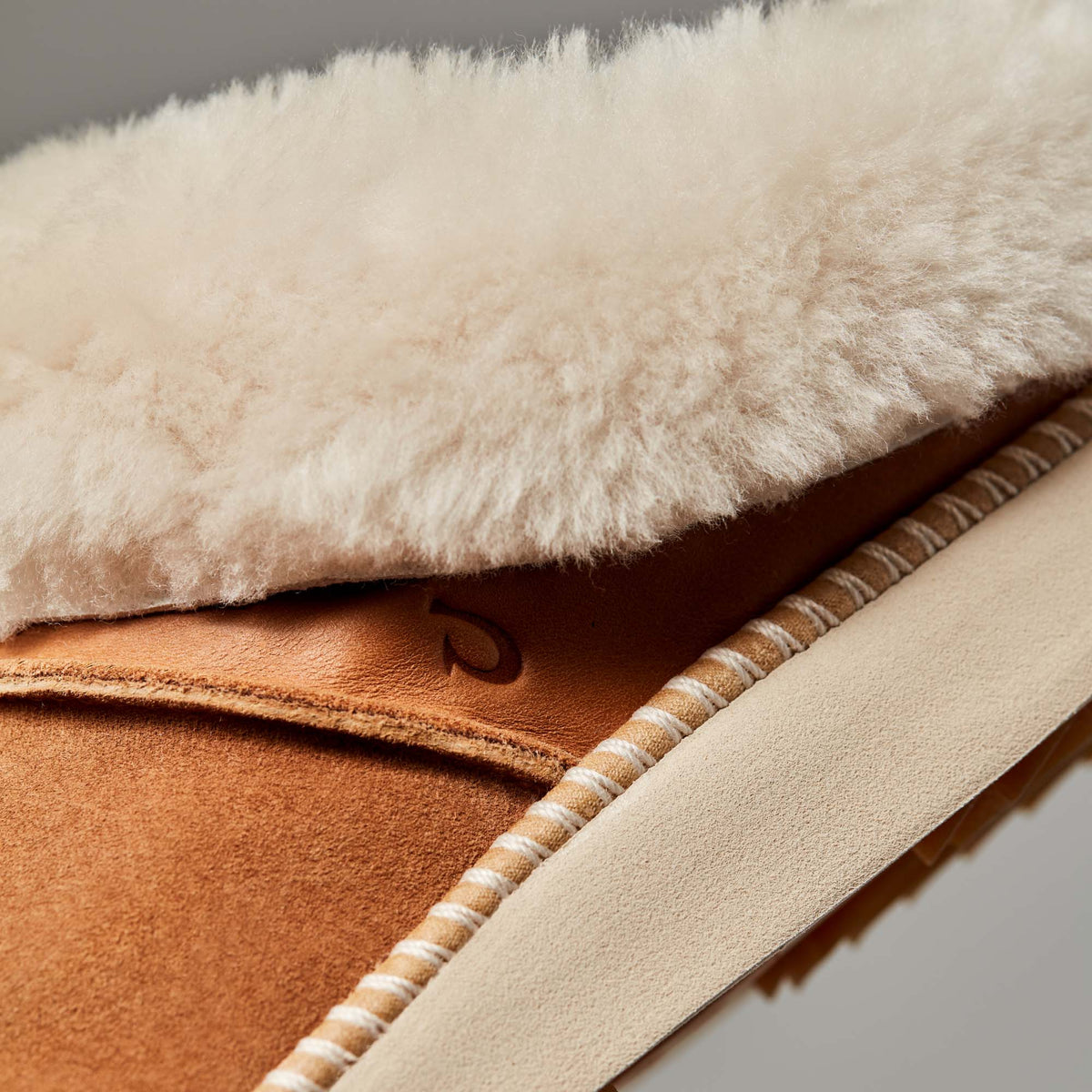 OluKai Ku‘i Women‘s Slip-On Slippers - Tan / Bone