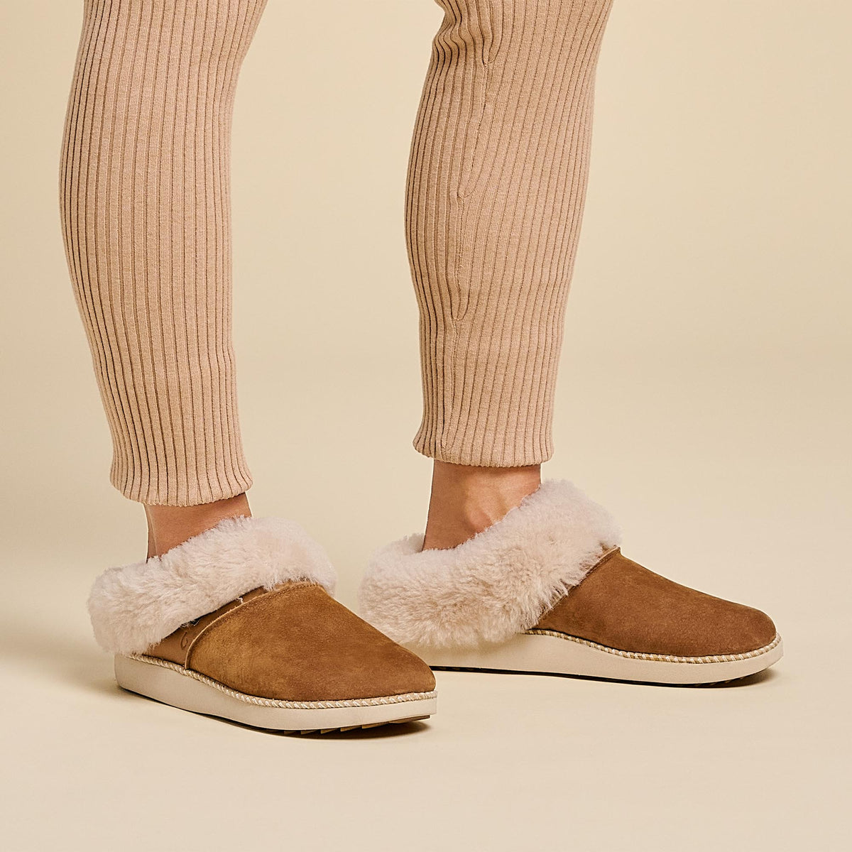 OluKai Ku‘i Women‘s Slip-On Slippers - Tan / Bone