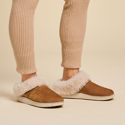 OluKai Ku‘i Women‘s Slip-On Slippers - Tan / Bone
