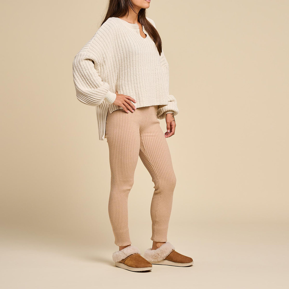 OluKai Ku‘i Women‘s Slip-On Slippers - Tan / Bone