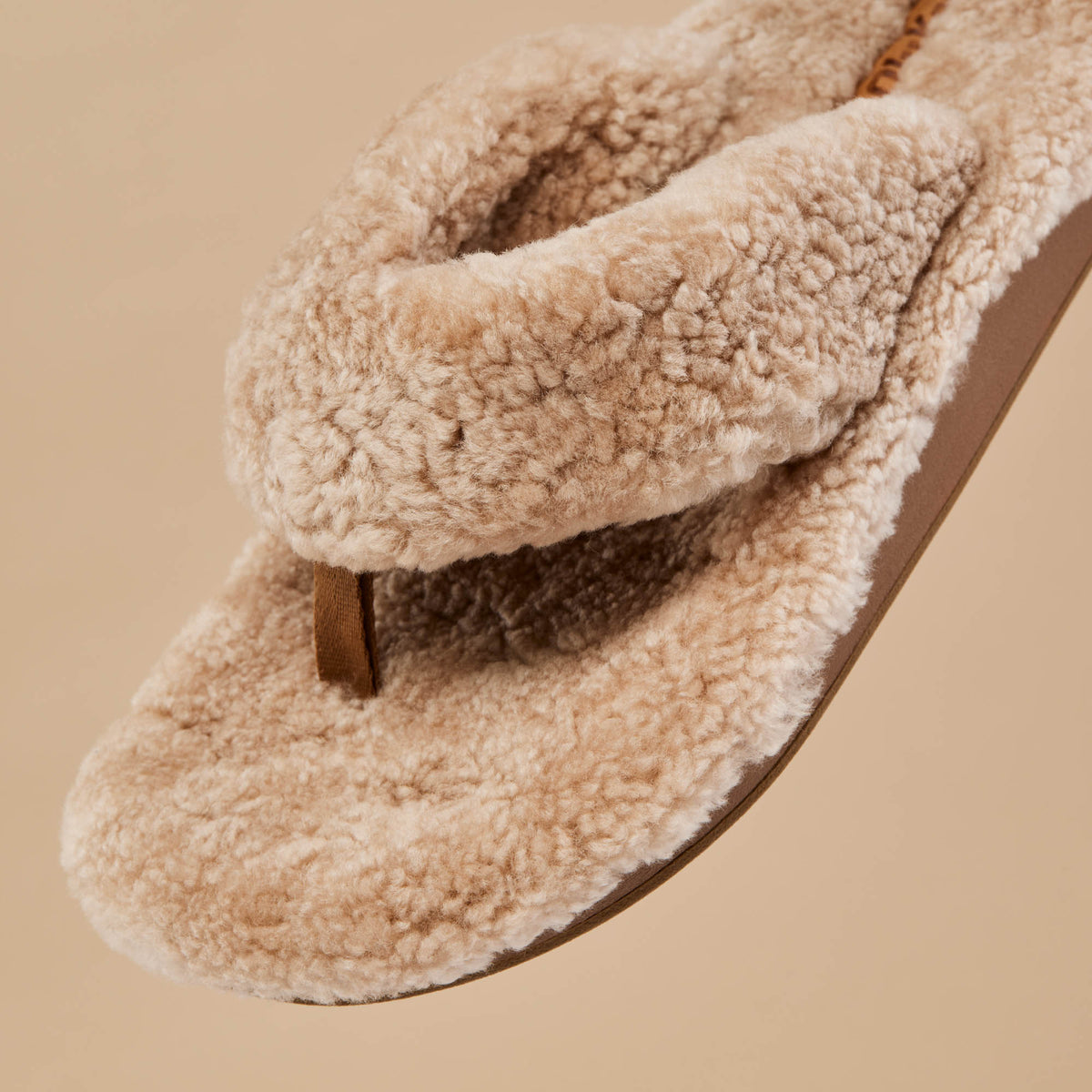 OluKai Kīpe'a Heu Women‘s Flip Flop Slippers - Tan