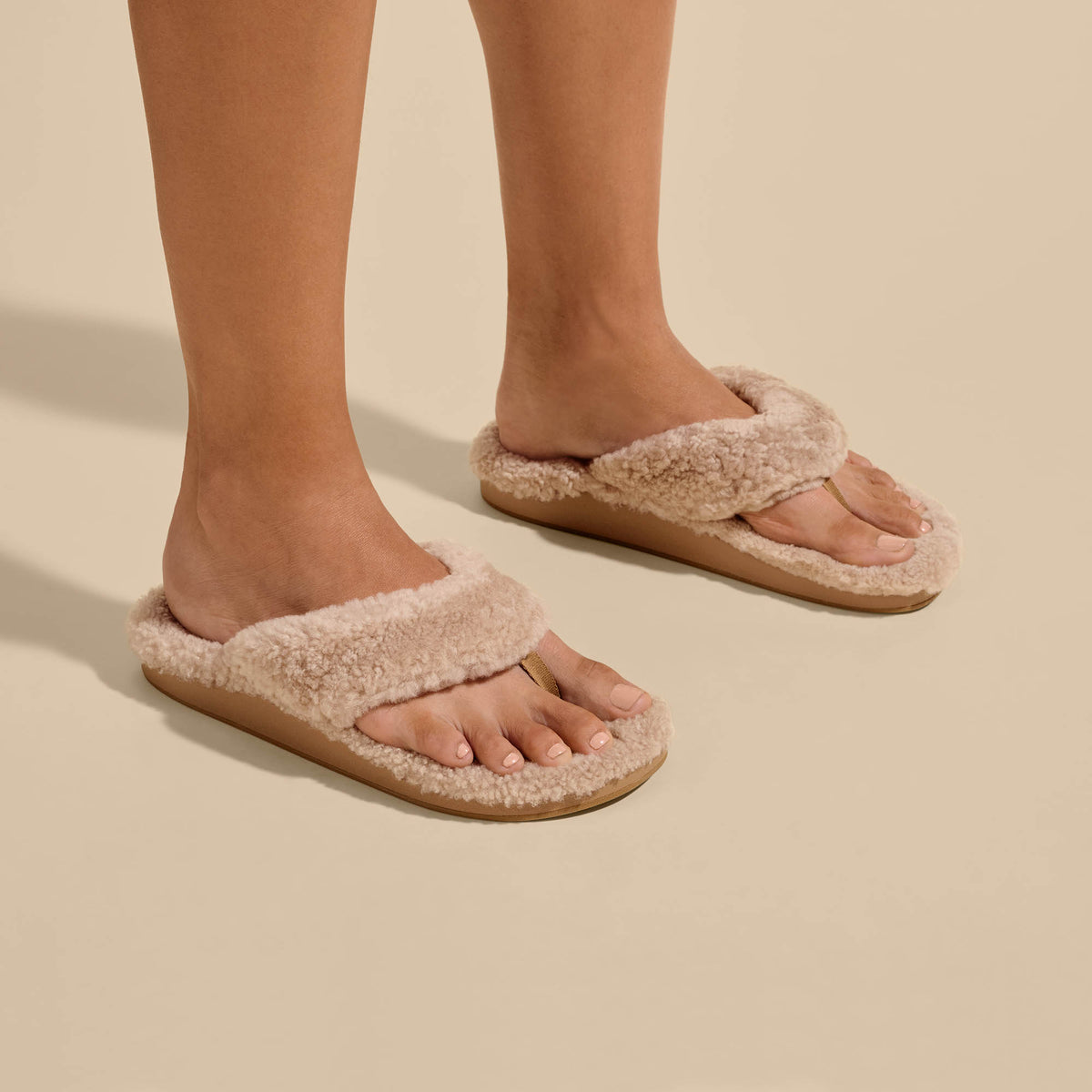 OluKai Kīpe'a Heu Women‘s Flip Flop Slippers - Tan