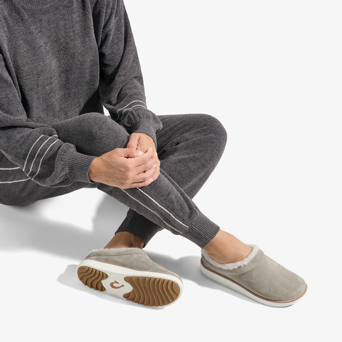 OluKai Mani-Taupe Grey / Golden Sand