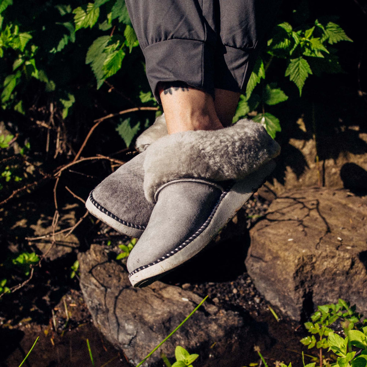 OluKai Ku‘i Women’s Fuzzy Slip-On Slippers - Fog