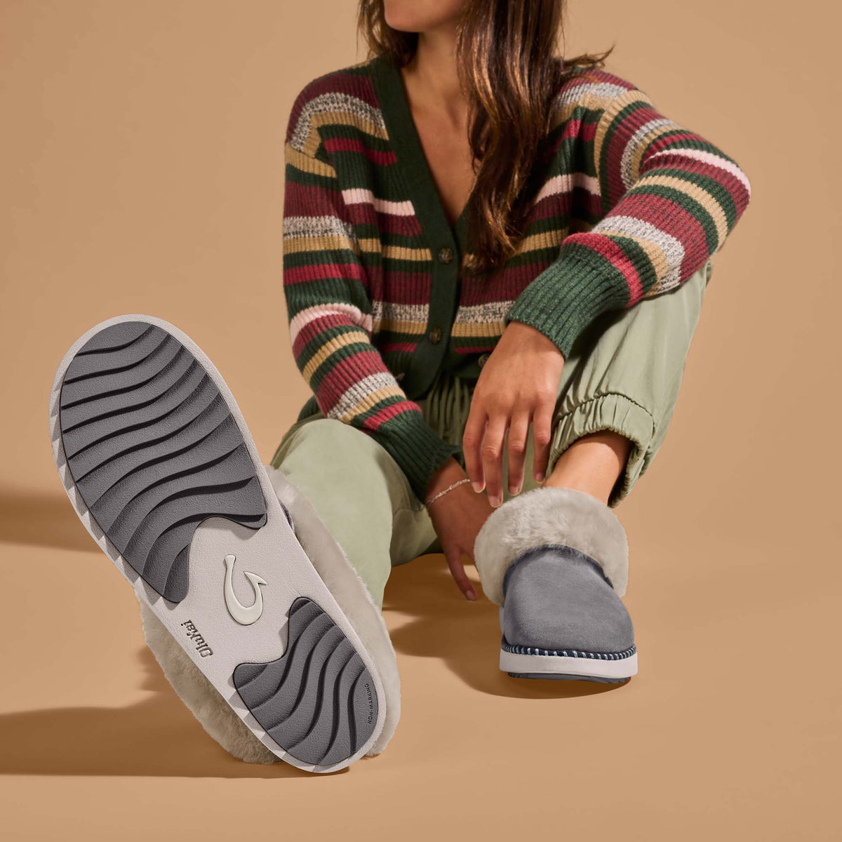 OluKai Ku‘i Women’s Fuzzy Slip-On Slippers - Fog