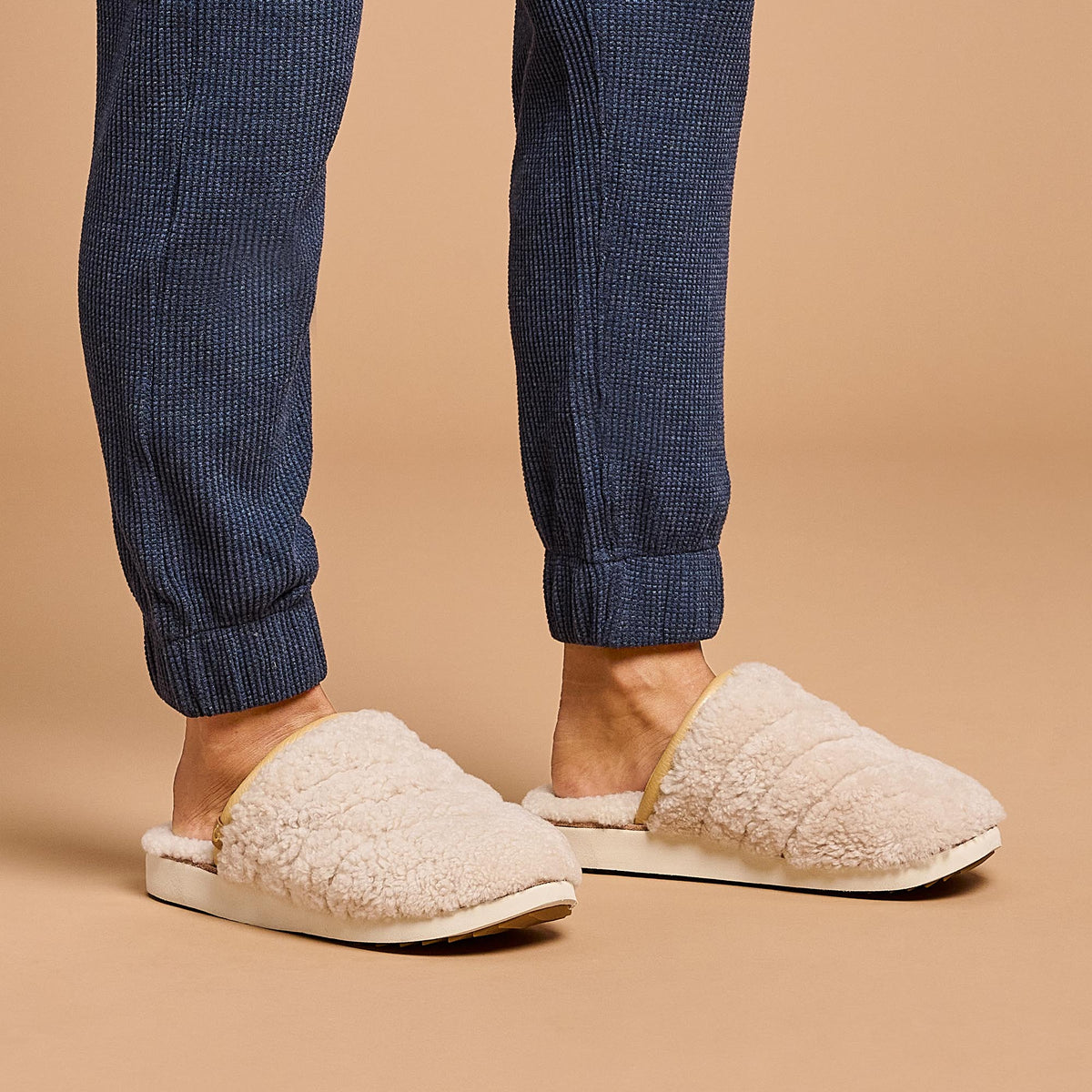 OluKai Pūpū Mua Women’s Shearling Mule Slipper - Tapa