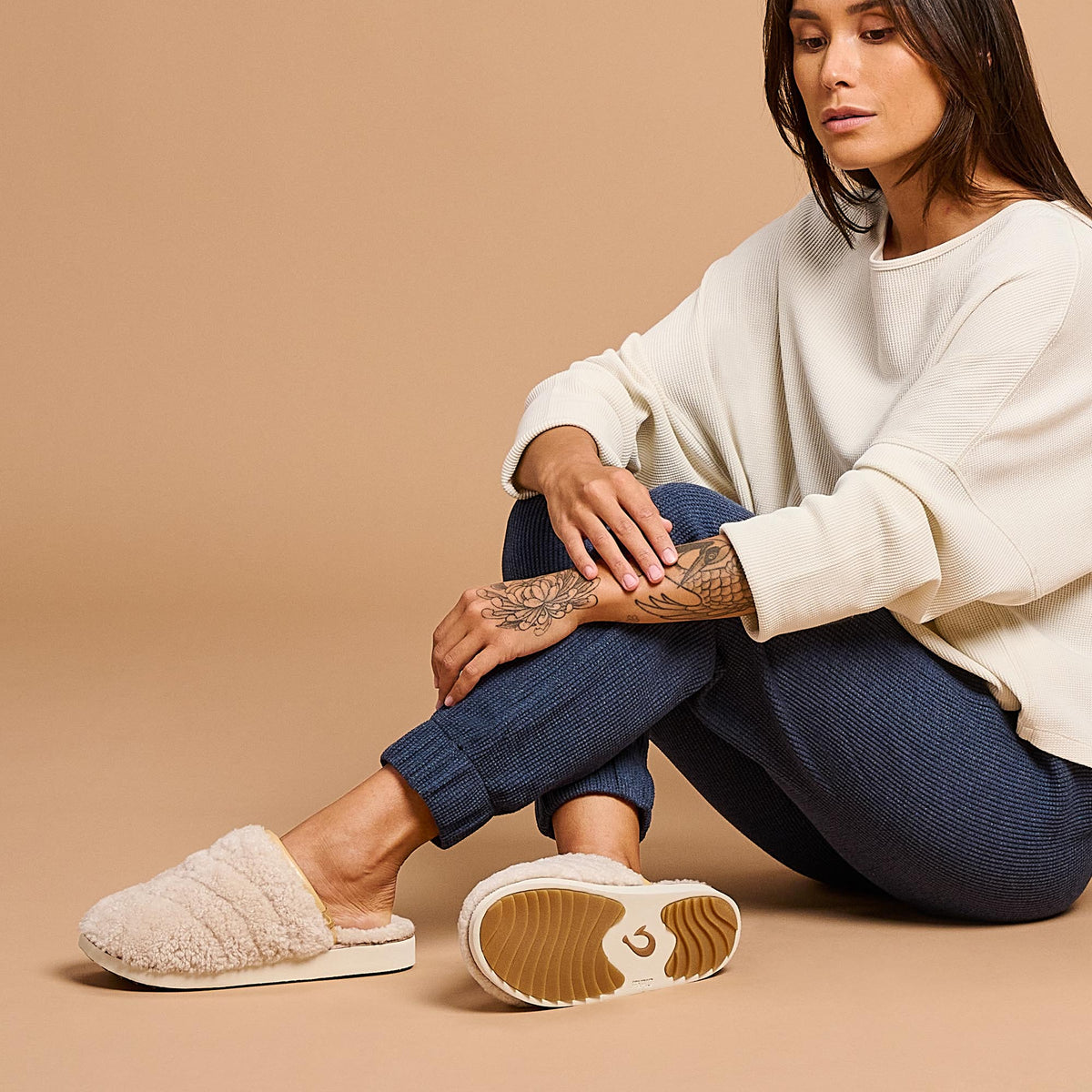 OluKai Pūpū Mua Women’s Shearling Mule Slipper - Tapa
