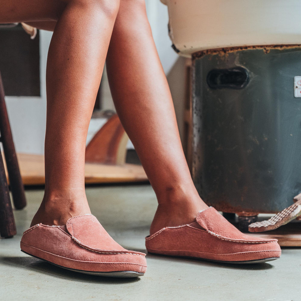 OluKai Nohea Women's Leather Slippers - Cedarwood