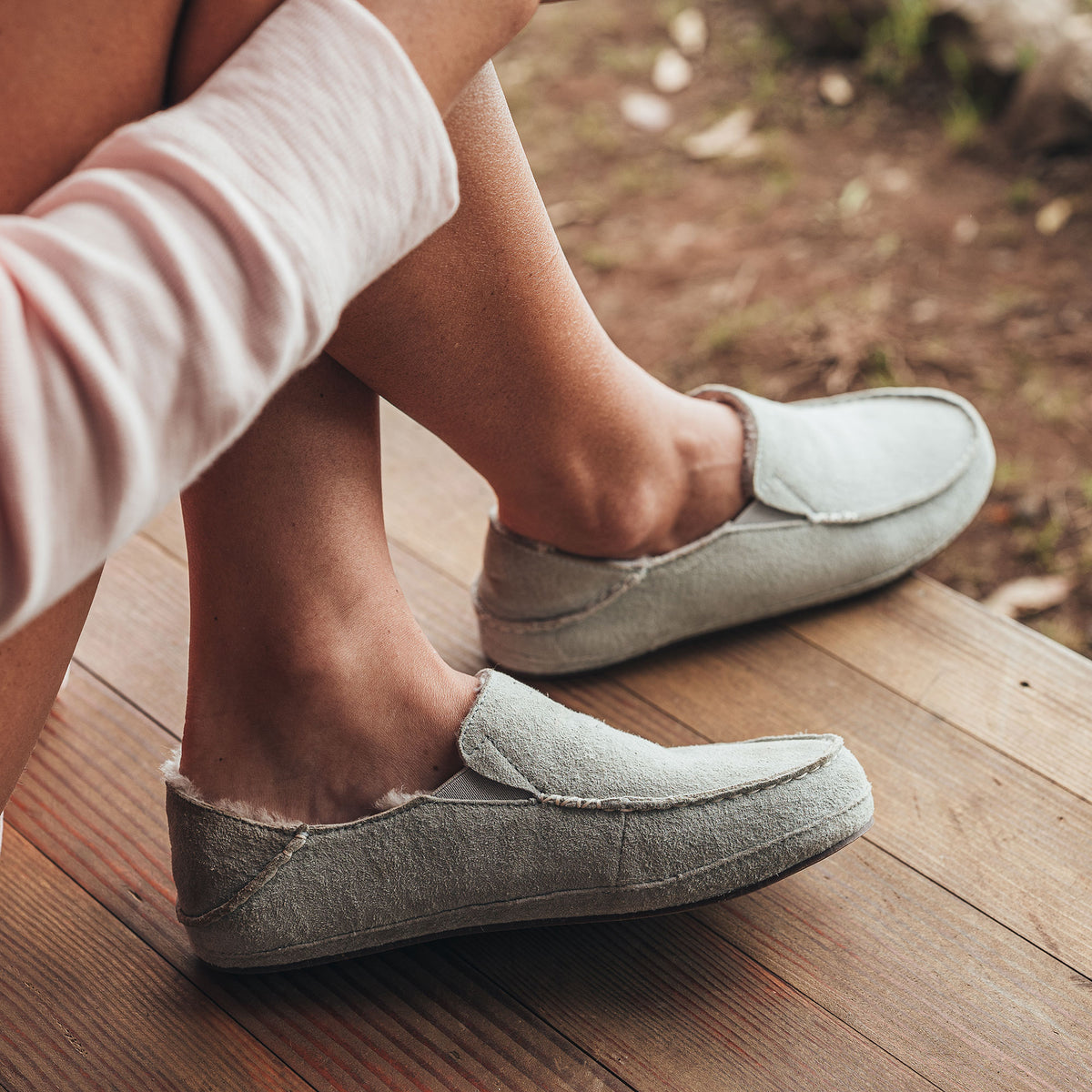 OluKai Nohea Women's Leather Slippers - Pale Grey