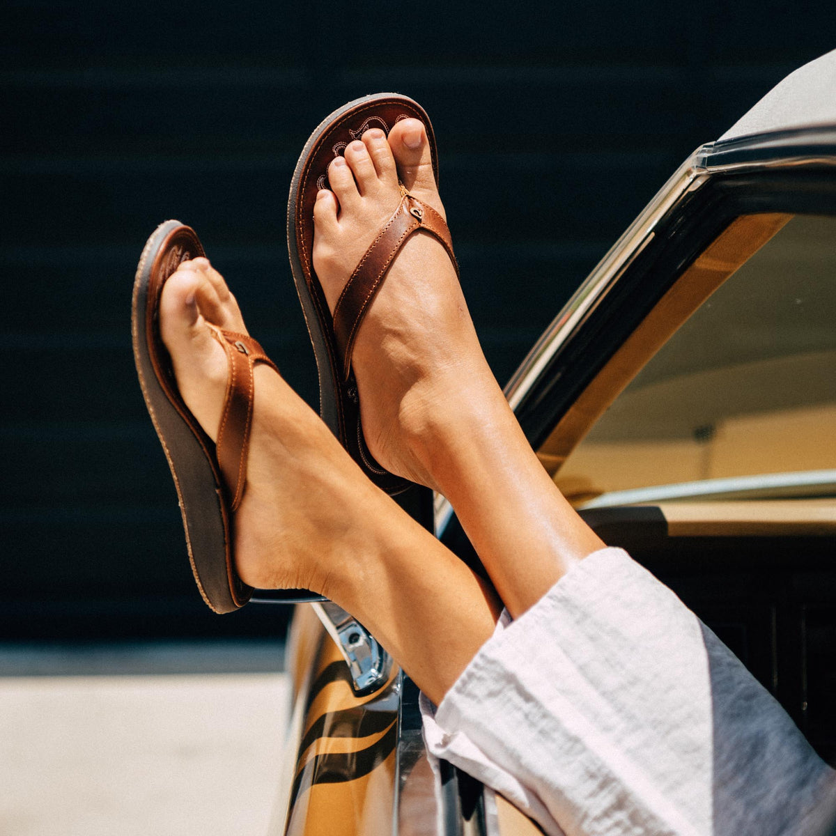 OluKai Paniolo Women’s Leather Beach Flip Flops - Natural
