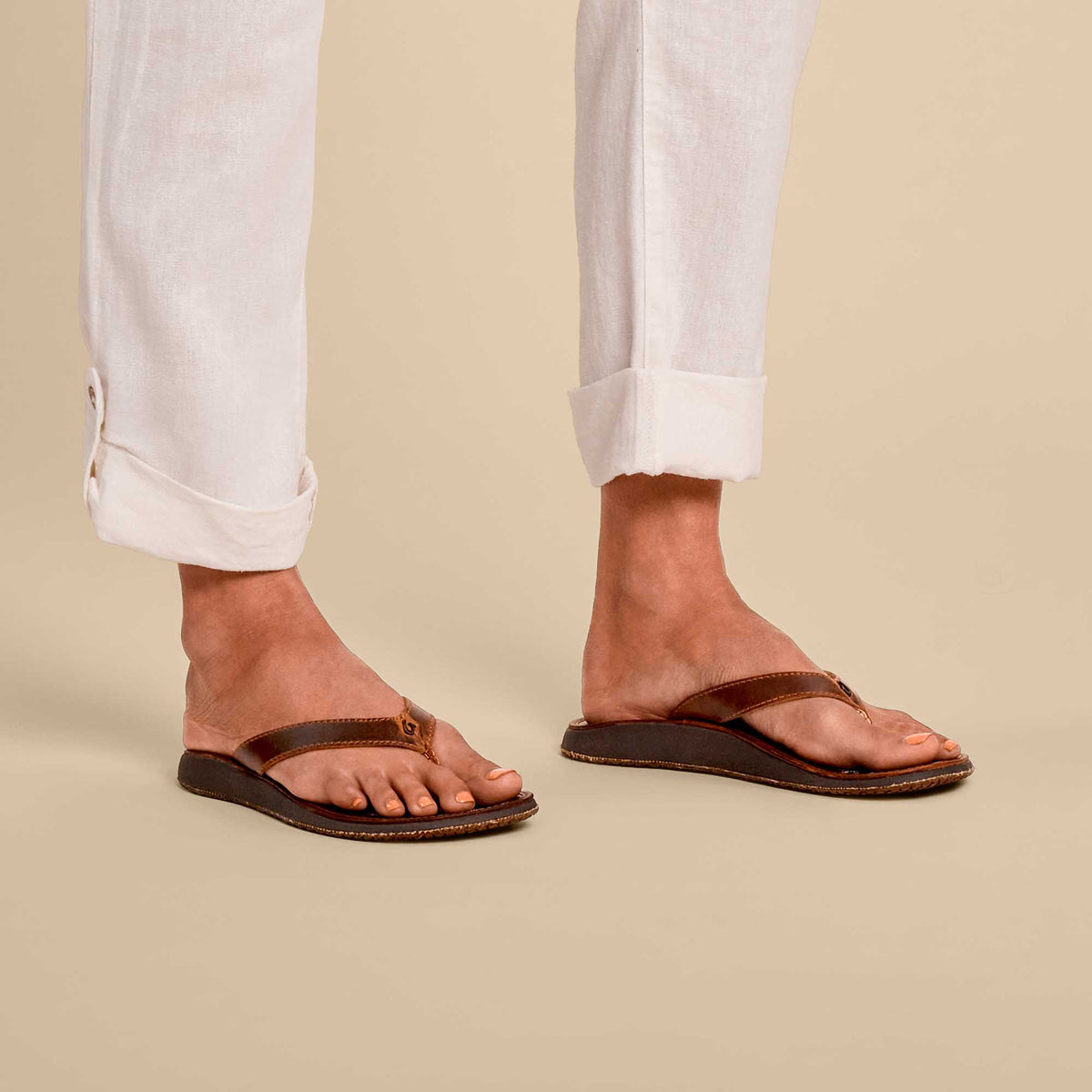 OluKai Paniolo Women’s Leather Beach Flip Flops - Natural