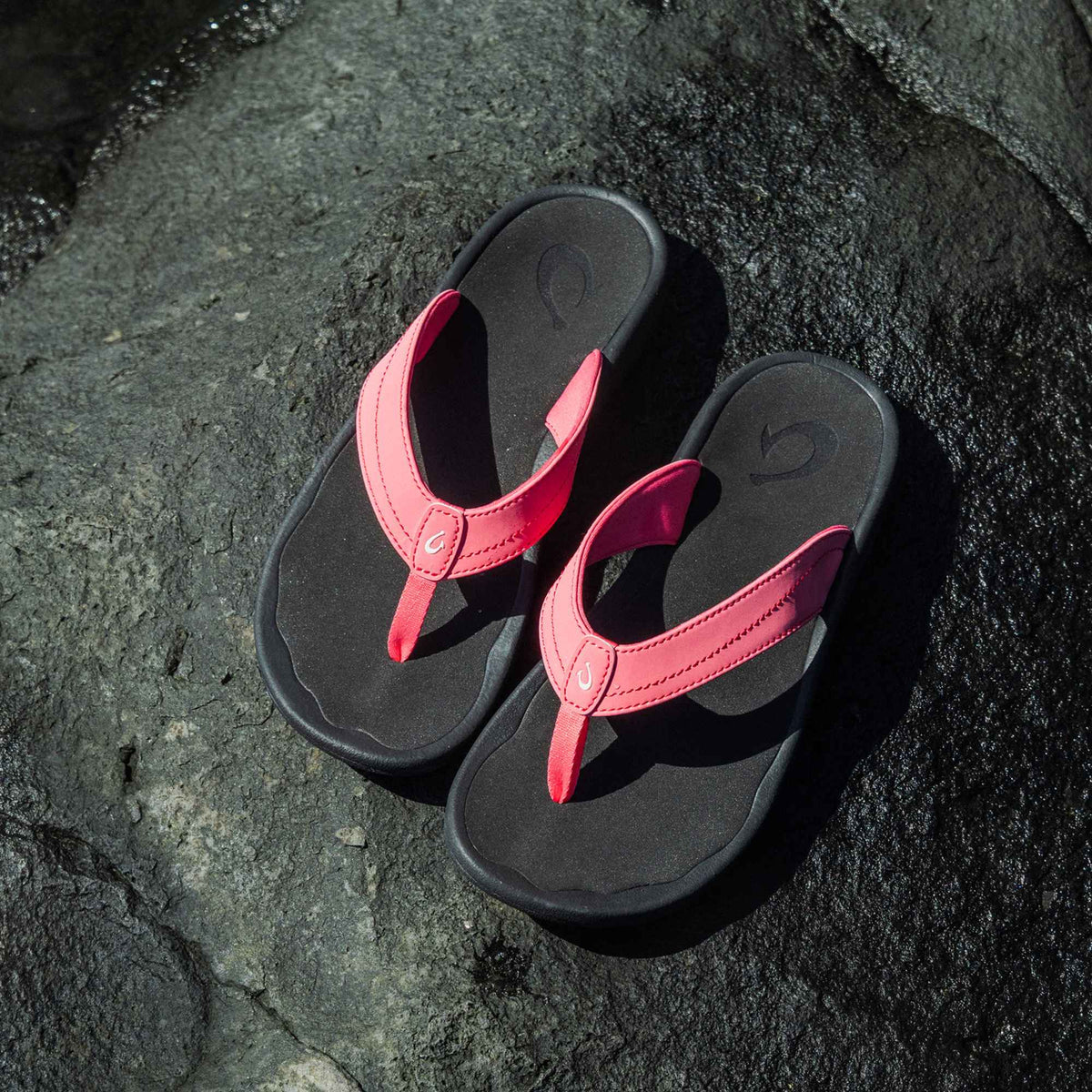 OluKai ‘Ohana - Hot Pink / Black