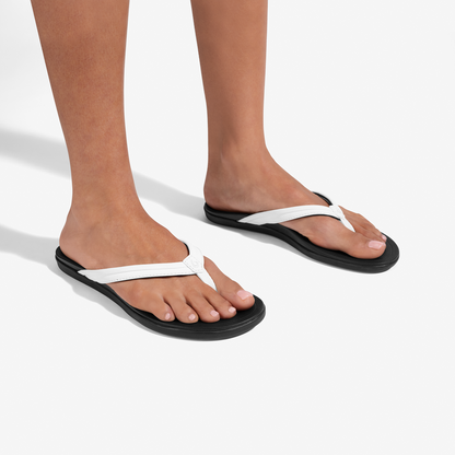 OluKai Ho‘opio Malua - Bright White / Warm Sand