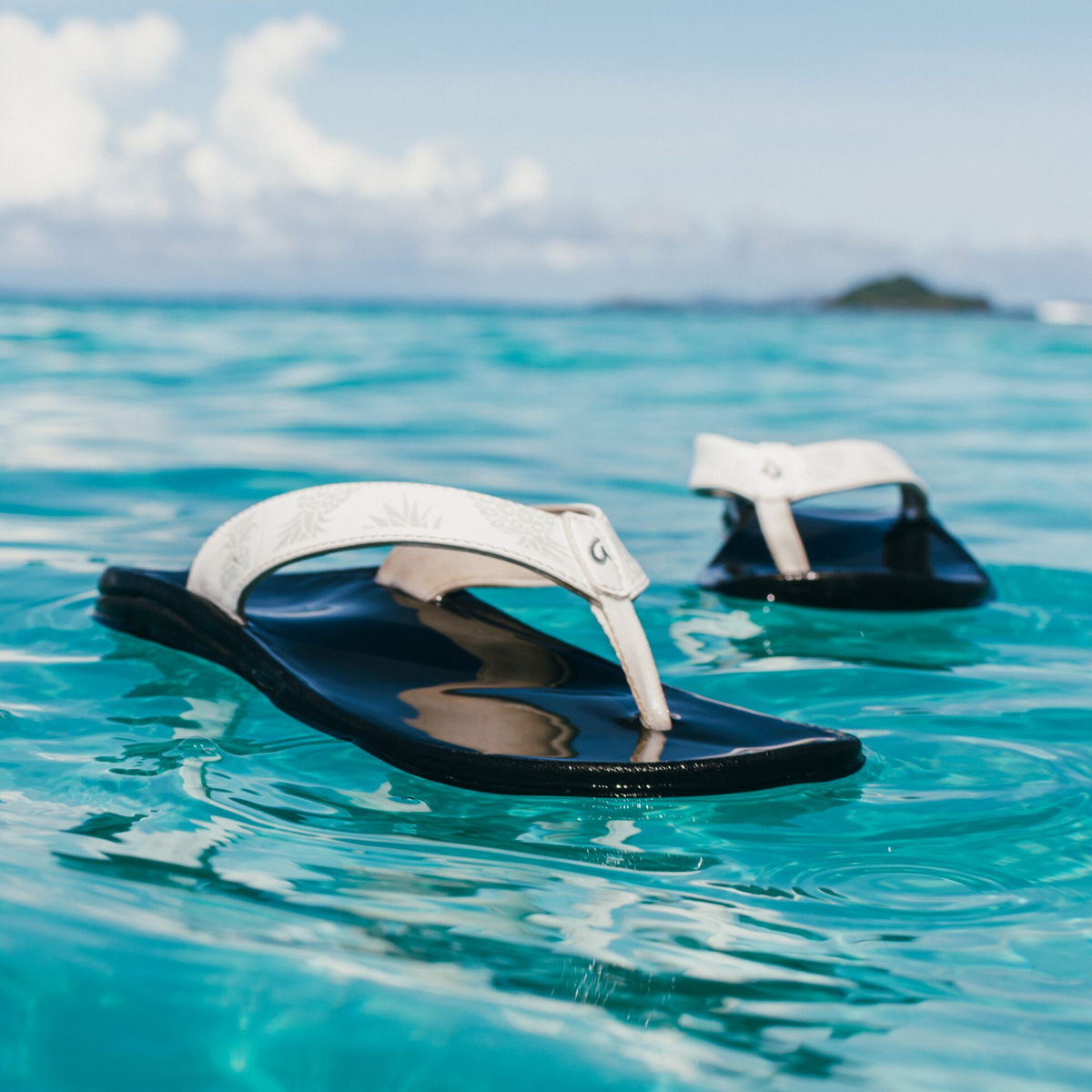 OluKai ‘Ohana Women's Beach Sandals - Bright White / Hua
