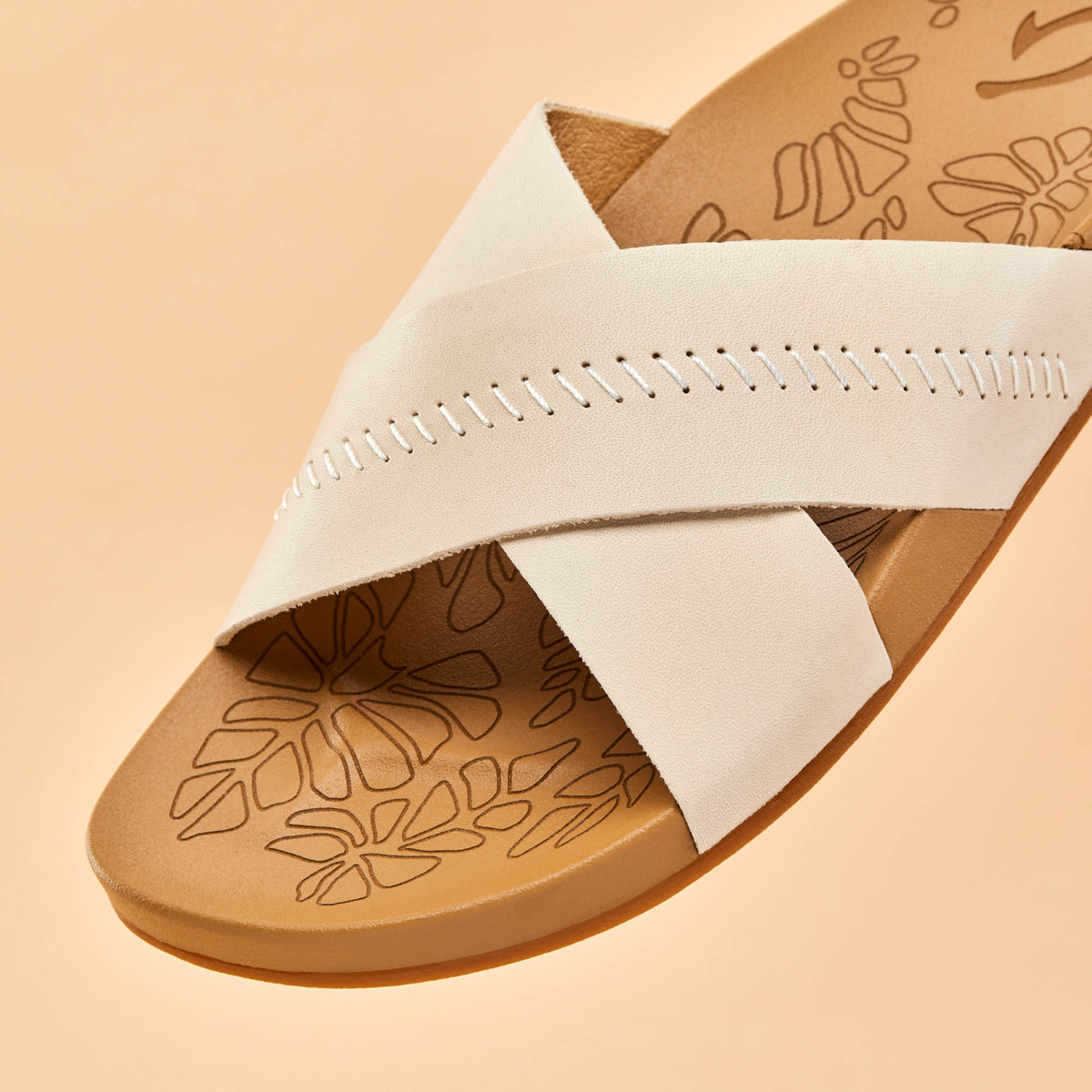 OluKai Kipe‘a ‘Olu Women‘s Slide Sandals - Puka / Tan