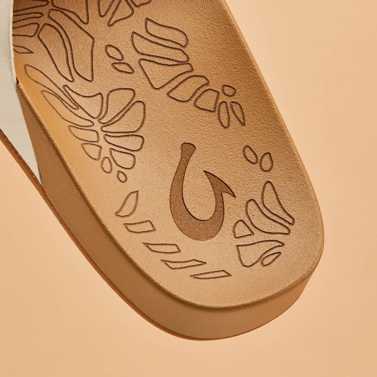 OluKai Kipe‘a ‘Olu Women‘s Slide Sandals - Puka / Tan