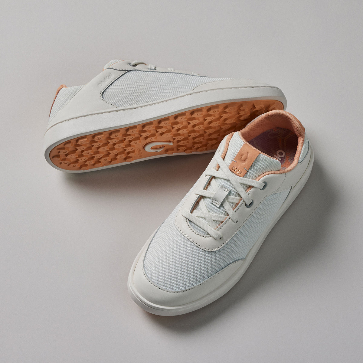 OluKai Puakea - White Sand / Tan